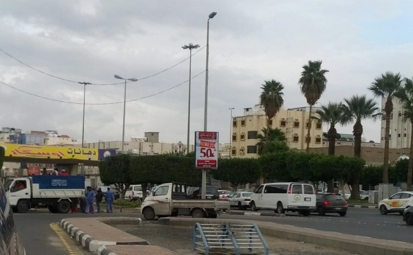 سيارة الأمانة وإنزال العمالة بحديقة شارع وج (مكة)