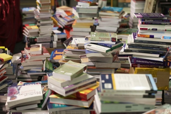 كتب تنتظر الزوار ( عمر ابو سيف) 