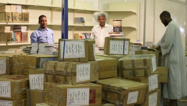 المزيد من الكراتين تصل للمعرض 