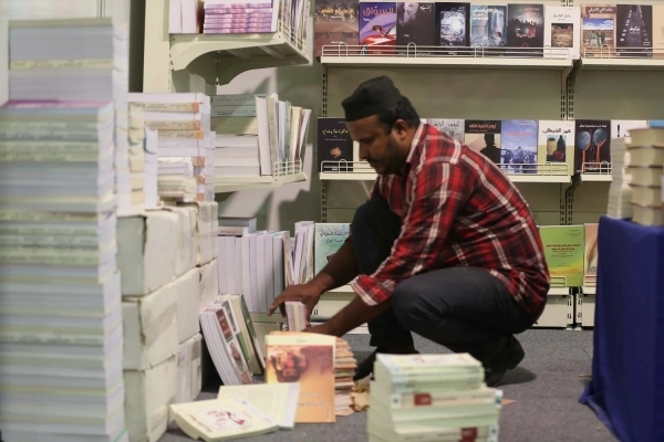 عامل يواصل الترتيب  (عمر ابو سيف)