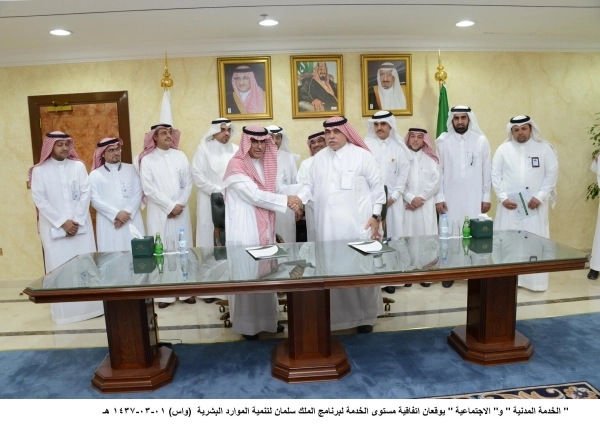 خالد العرج وماجد القصبي خلال توقيع الاتفاقية أمس في الرياض (واس) 