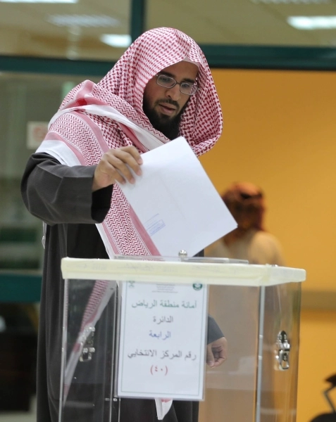 أحد الناخبين يصوت في عملية اقتراع بدأت منذ الساعات الأولى من صباح أمس ( محمد مشهور)