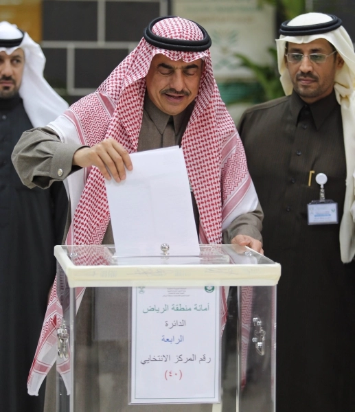 عبداللطيف آل الشيخ خلال إدلاءه بصوته  (محمد مشهور)