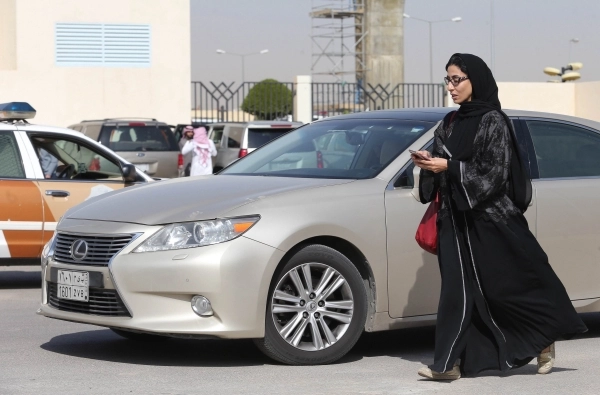 ناخبة تعبر من أمام دورية أمنية تمركزت لحماية  مراكز الاقتراع (محمد مشهور)