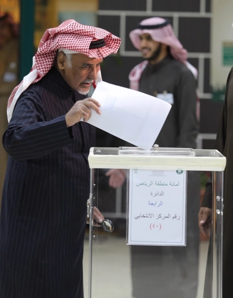 أحد المسنين يمارس حقه الانتخابي في أحد مراكز الاقتراع بالرياض (محمد مشهور)