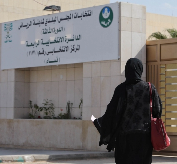 ناخبة تتأكد من مطابقة سجلها الانتخابي للمركز الذي قدمت إليه (محمد مشهور)