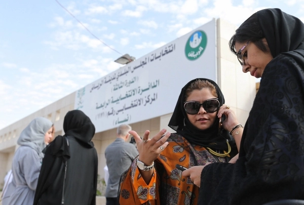 المرشحة هيفاء الحبابي تقف أمام أحد المراكز الانتخابية (محمد مشهور)