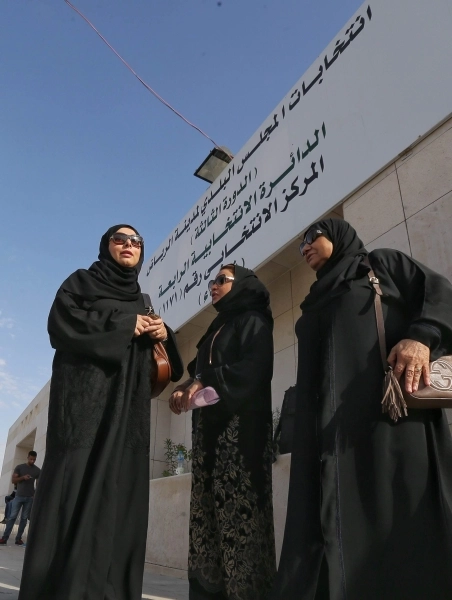 كبيرات سن وشابات شاركن في عملية الاقتراع (محمد مشهور)