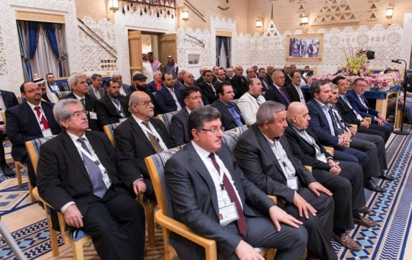 عدد من المشاركين في اجتماع المعارضة السورية الذي انعقد بالرياض (أ ف ب)
