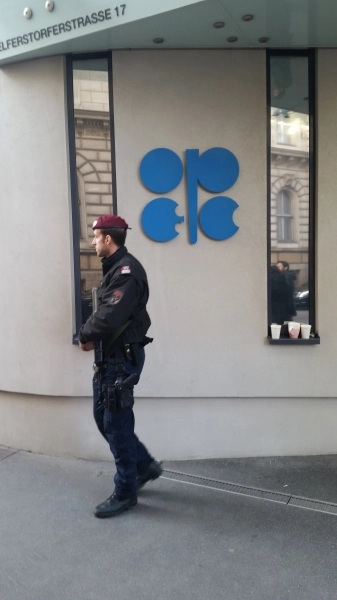 رجل أمن مسلح أمام مقر اجتماع أوبك (خاص)