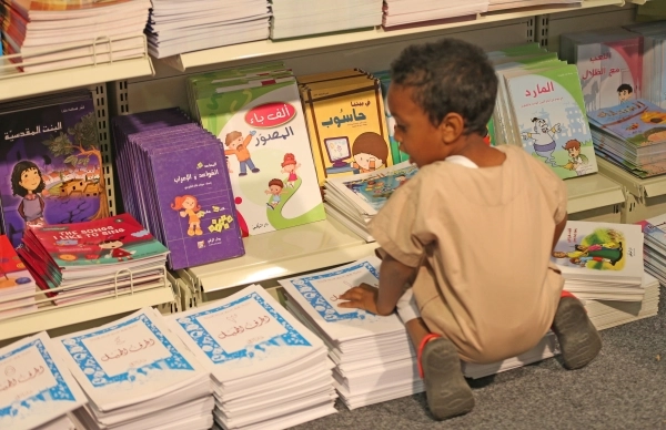 طفل منكب يتأمل قصص الأطفال (عمر أبو سيف)