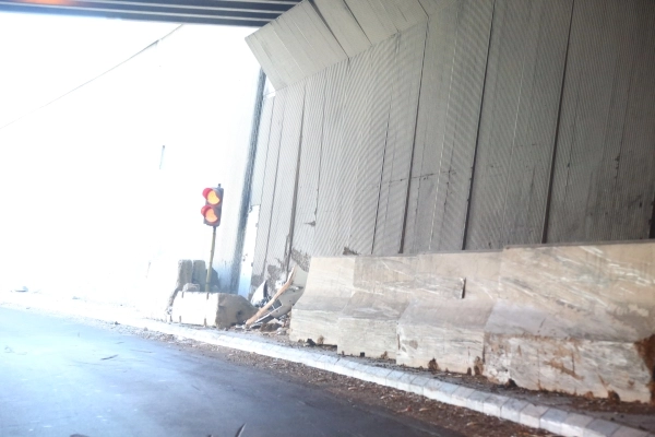 آثار الحوادث على جزء من جدران النفق الداخلية (شاكر بيك)