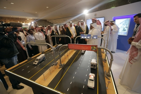 وزير النقل يطلع على مجسم لأحد المشاريع (مكة)