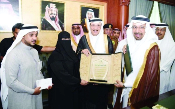 من تكريم إحدى منسوبات المستشفى     (مكة)