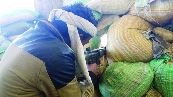 أحد عناصر القوات الشرعية يتمركز في أحد المواقع بتعز  (ياسر عقيل)