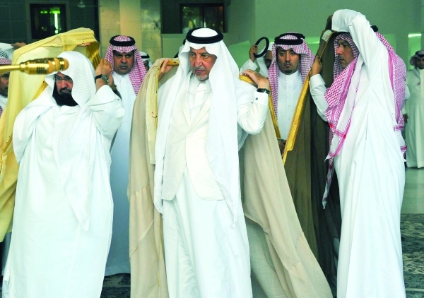 خالد الفيصل وعبدالرحمن السديس بعد أداء صلاة الاستسقاء بالمسجد الحرام