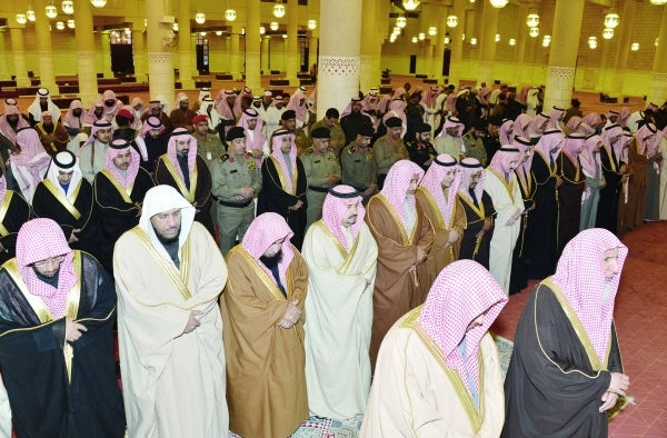 فيصل بن بندر خلال الصلاة في جامع الإمام تركي بن عبدالله     (واس)