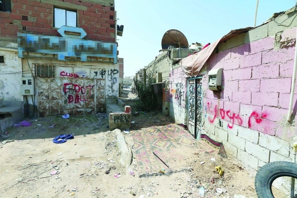 أحد المحلات في شارع عشوائي داخل الحي (ثامر الفرج) 
