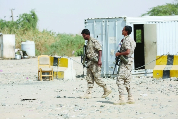 عنصران من القوات الشرعية يؤمنان موقعا في مأرب   (رويترز)