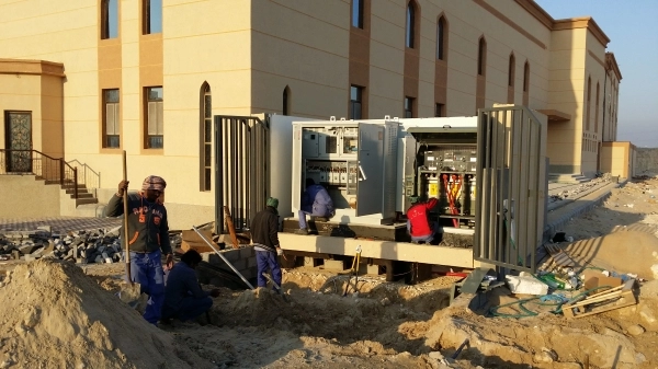 عمال الشركة خلال تمديد الكيابل للجامع  (مكة)