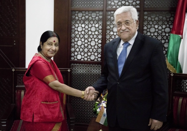 الرئيس الفلسطيني يصافح وزير خارجية الهند برام الله أمس (أ ب)