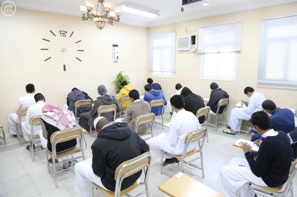 طلاب خلال تأديتهم اختبارات سابقة (مكة)