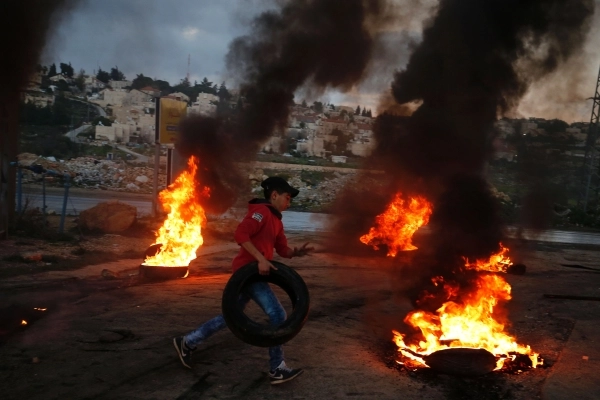 مواجهات بين فلسطينيين وقوات الاحتلال شمال رام الله (أ ف ب)