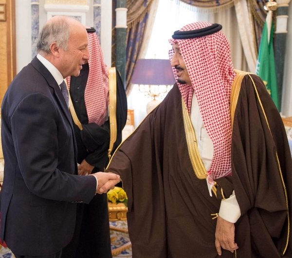 الملك سلمان بن عبدالعزيز مستقبلا لوران فابيوس في الرياض أمس (واس) 