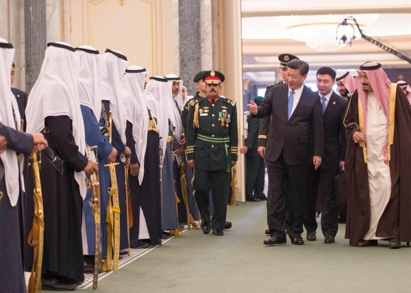 الملك سلمان خلال مراسم استقبال شين جين بينغ (بندر الجلعود)