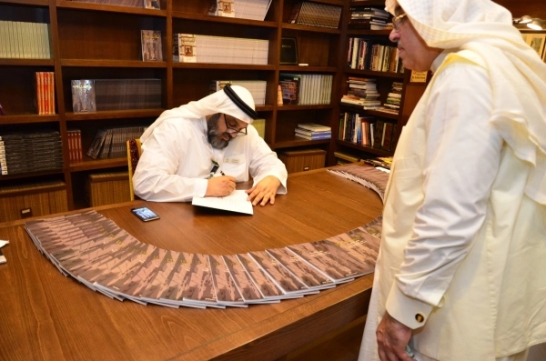 منصور الزامل أثناء توقيع كتابه في مكتبة جدة وأيامنا الحلوة (مكة)