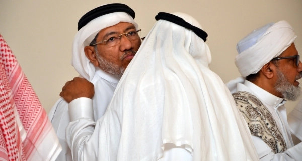 
    أسامة البار خلال تلقيه العزاء أمس (عبدالمحسن دومان)