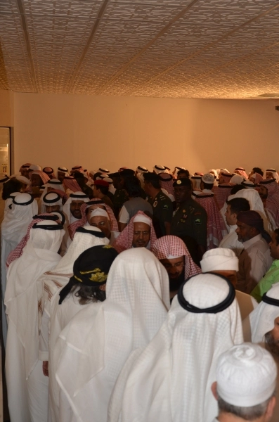 
    العشرات يؤدون واجب العزاء في الفقيدة