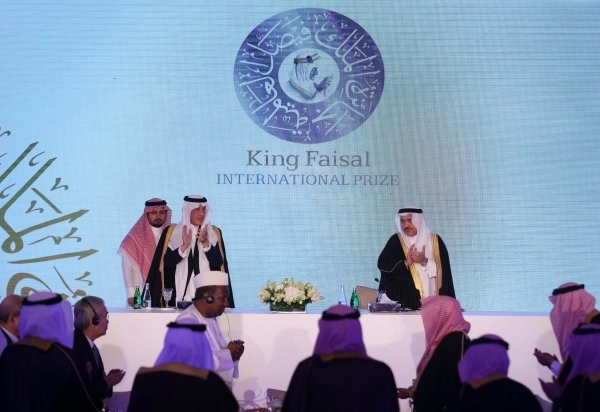 
    الفيصل والسبيل والحضور خلال تصفيقهم لأمين الجائزة السابق ابن عثيمين (محمد مشهور)
