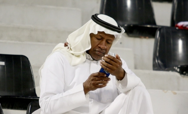 مشجع سعودي فضل متابعة جواله