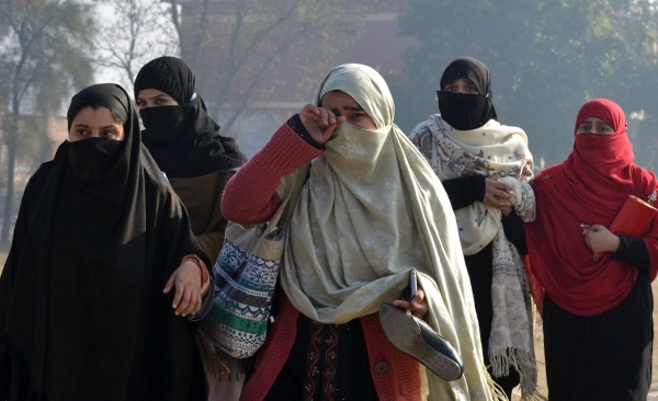 طالبات تم إجلاؤهن إلى خارج جامعة باتشا خان بعد هجوم إرهابي (أ ف ب)
