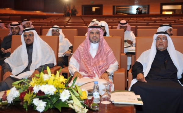 أحمد العيسى خلال افتتاحه الورشة (مكة)