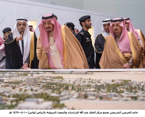 خادم الحرمين يتابع شرحا عن مركز الملك عبدالله (مكة)