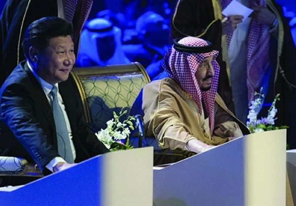خادم الحرمين الشريفين والرئيس الصيني لحظة تدشين ياسرف في الرياض أمس (واس)