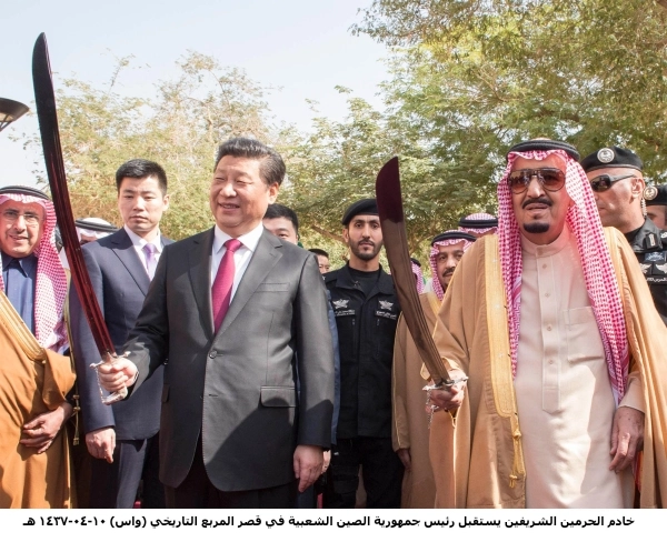 الملك سلمان والرئيس الصيني خلال أداء العرضة السعودية (بندر الجلعود)
