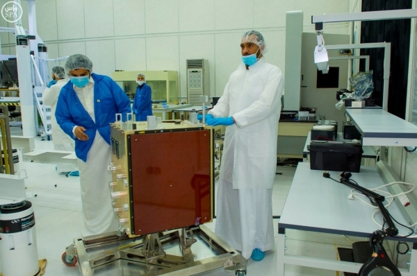 باحثون سعوديون في أحد معامل المدينة   (واس)