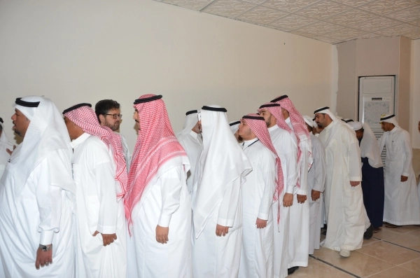 
    المعزون يتوافدون لتقديم الواجب في وفاة والدة أسامة البار في مكة أمس الأول (مكة)
