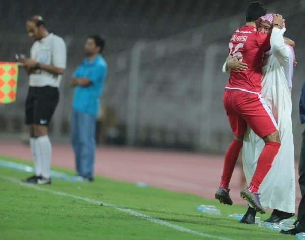 
  مهند الفارسي يحتفل مع إداري الفريق بالتعادل وعامر هارون ينطلق بعد هدف الفوز (ياسر بخش)