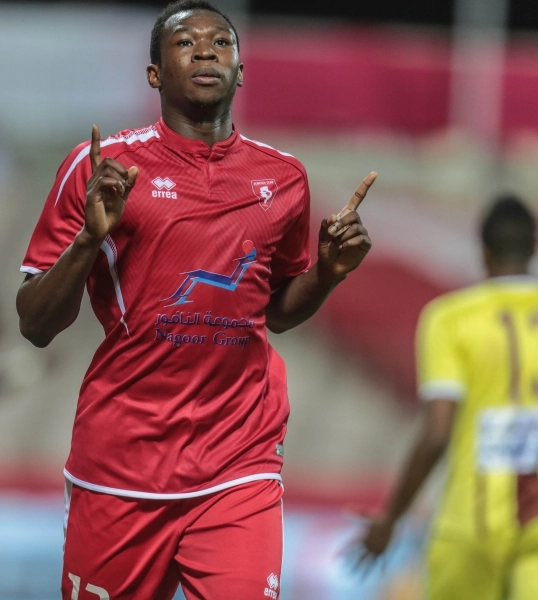 
  مهند الفارسي يحتفل مع إداري الفريق بالتعادل وعامر هارون ينطلق بعد هدف الفوز (ياسر بخش)