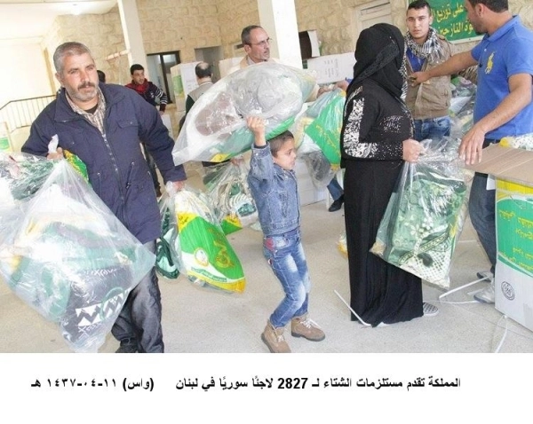 لاجئون سوريون خلال تسلمهم المساعدات السعودية (واس)