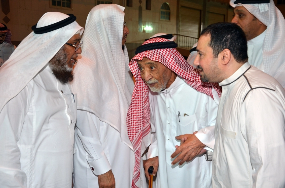 الشاعر إبراهيم خفاجي يقدم واجب العزاء  (عبدالمحسن دومان)