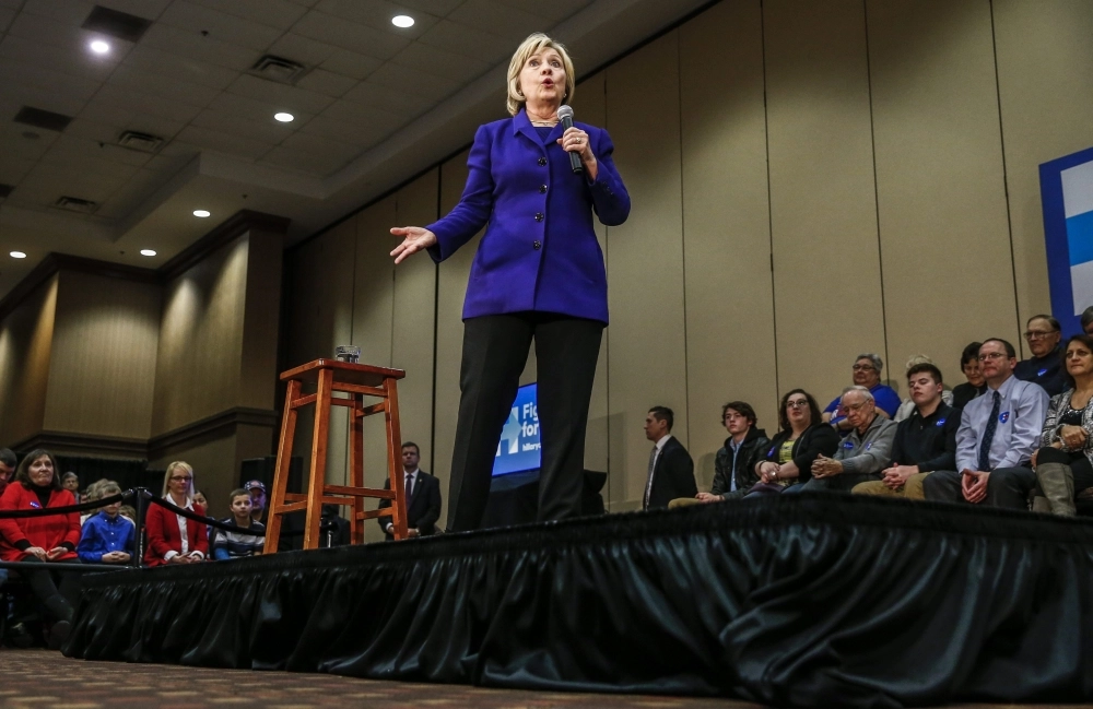 هيلاري كلينتون تتحدث خلال تجمع انتخابي في ايوا (إ ب أ)