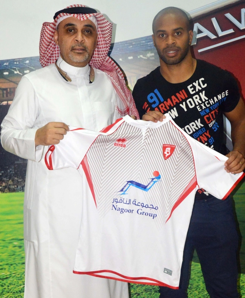 أندرسون يتسلم قميصه من رئيس النادي (إعلامي الوحدة)