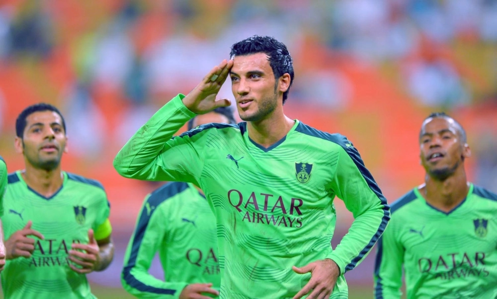 عمر السومة يحتفل بالهدف الأول   (علي القرني)