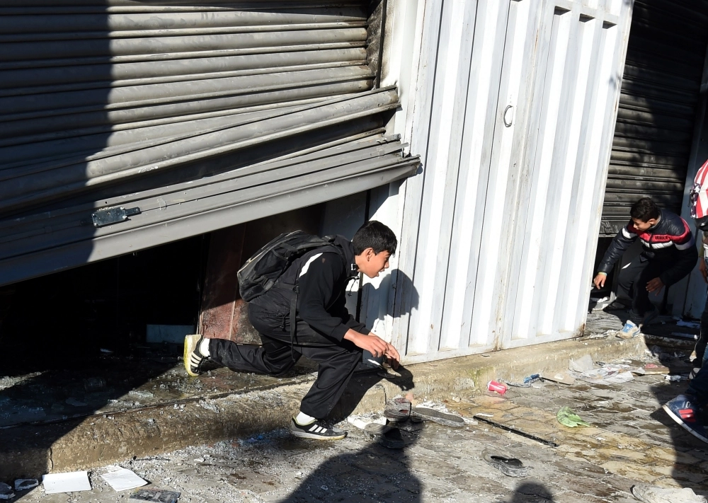 
    شباب تونسيون خلال عمليات نهب متاجر غرب العاصمة أمس