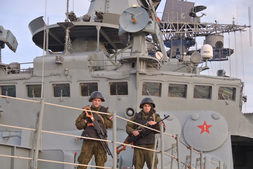 جنود روسيين فوق بارجة حر بية شرق المتوسط (أ ب)